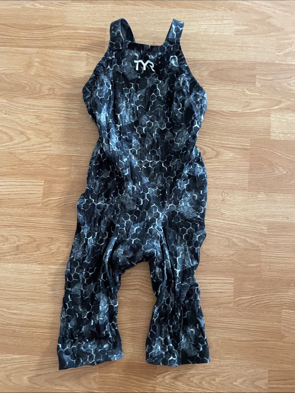TYR avictor kneeskin size 32 closes back